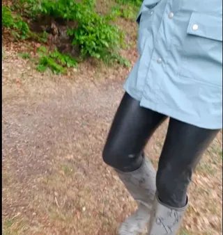 spazieren in Latex, Gummistiefeln und Jacke Teil 1