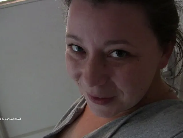 Sie überrascht mich unter der Dusche