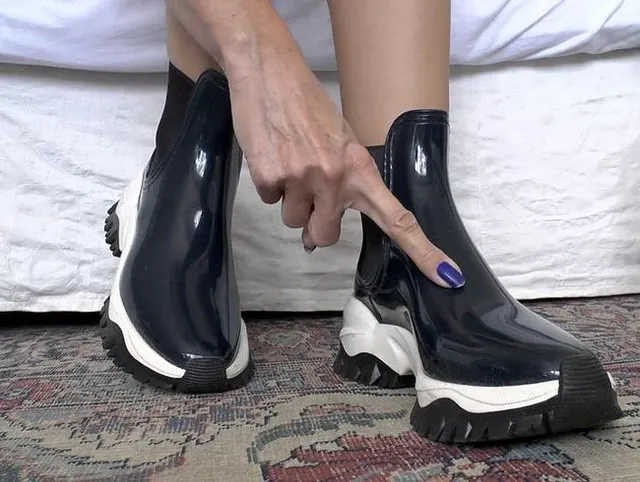 Spritze auf meine kurzen Gummistiefel ab! JOI, POV