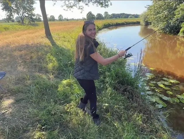 FOTZENPRÜFUNG: Mit der Rute in der Muschi den Angler geil gemacht!!! (1)