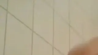 Geiles Analtraining unter der Dusche mit einem Dildo