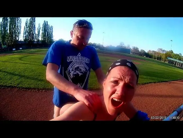 Public Creampie auf dem Baseballplatz!