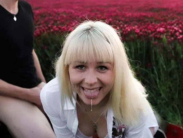 Schöner schreiender Sex auf einer Blumenwiese