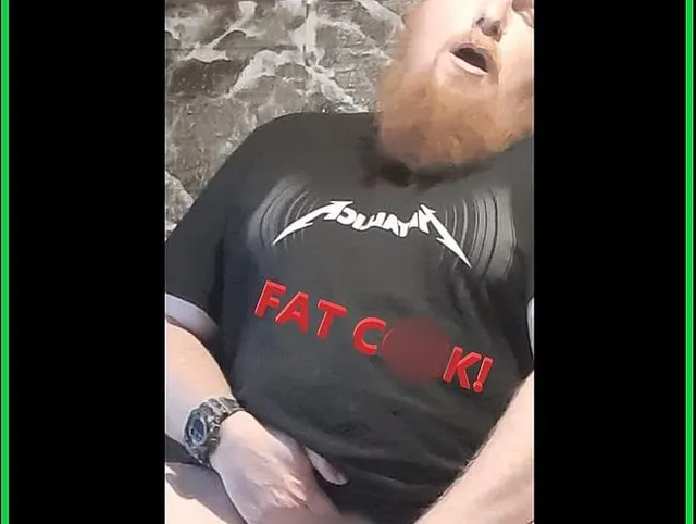 Der dicke Typ hat einen DICKEN Schwanz und spritzt überall hin.