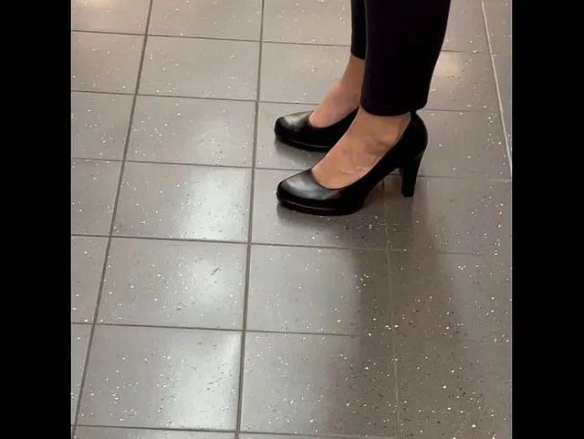 Heelsjob nach dem Einkauf, barfuß in Sperma High Heels