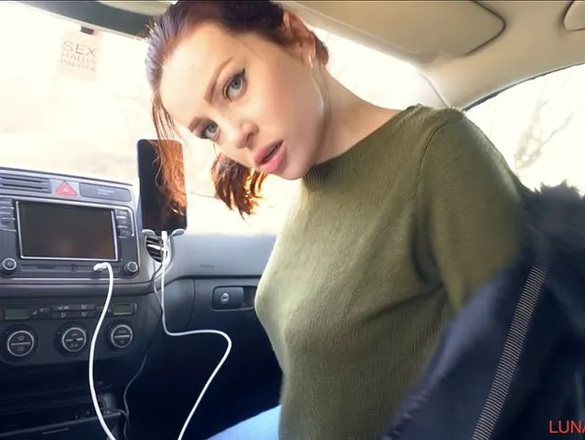 VERHEIRATETE FRAU GAB EINEM TAXI-FAHRER EINEN BLOWJOB