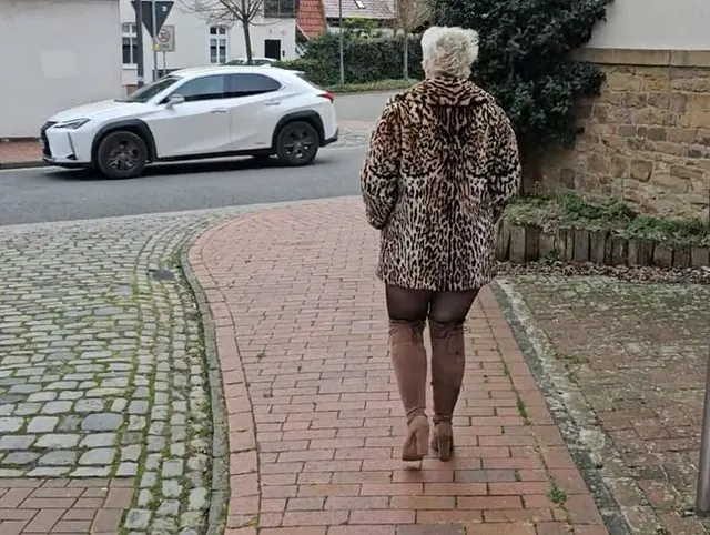 Nackt unterm Pelzmantel den Vibrator gefickt