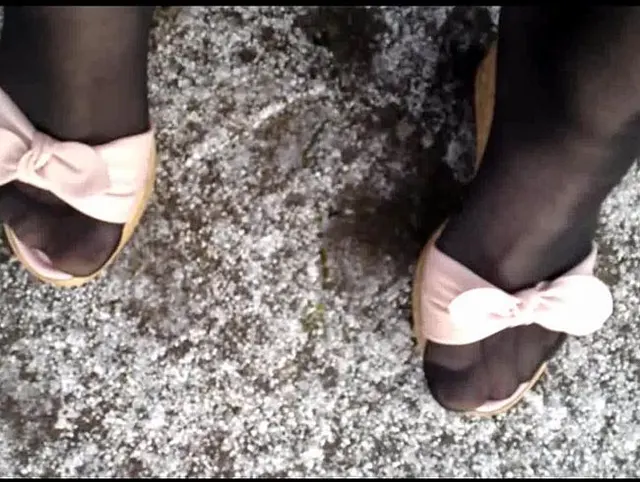 Pinke Pantoletten im Auto (Black Nylons)