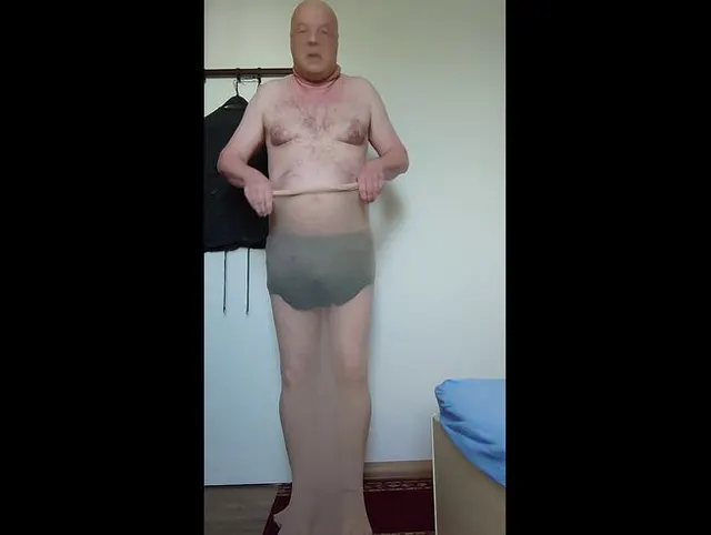 Carmen Nylonjunge probiert Nylon für Ganzkörper