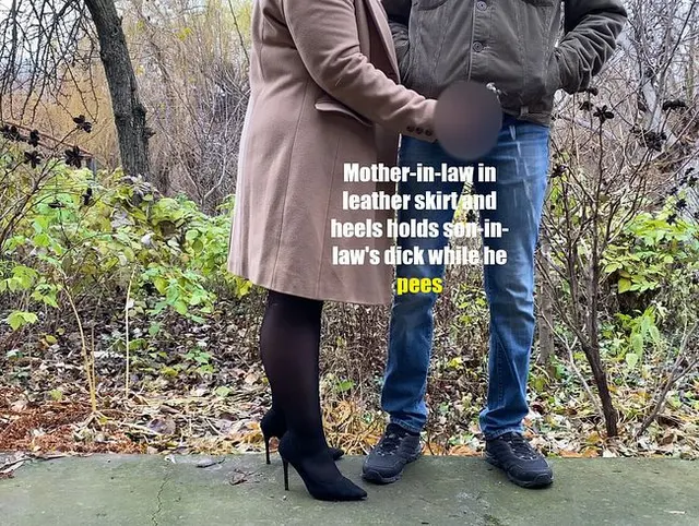 Schwiegermutter in Lederrock und High Heels hält Schwiegersohns Schwanz fest, während er pinkelt