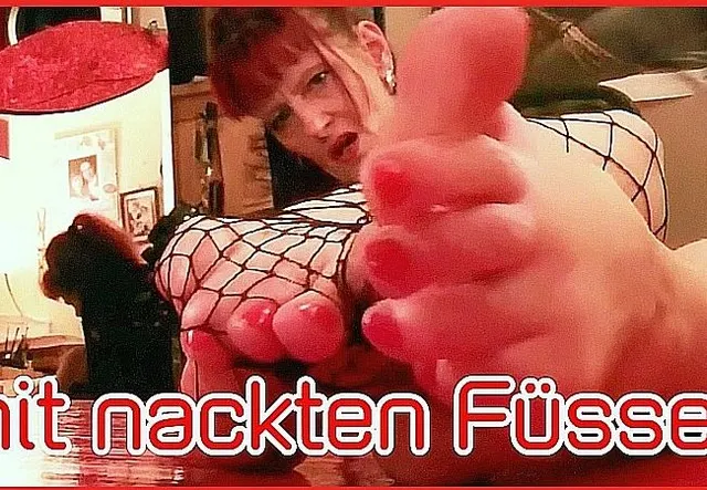 Mit nackten Füssen