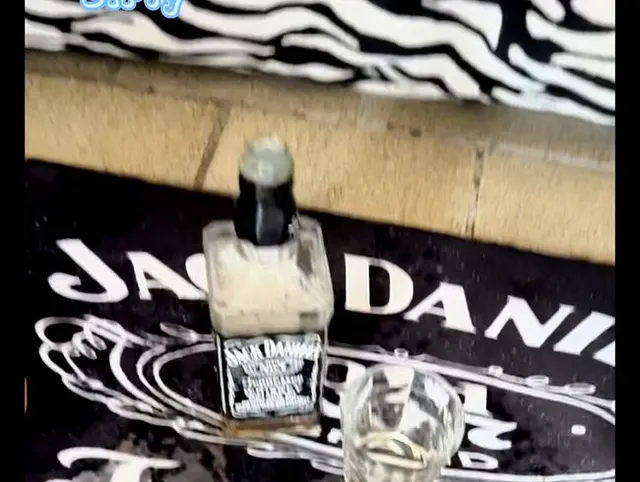 Zuerst die Flasche fast leer getrunken und dann wieder voll gemacht