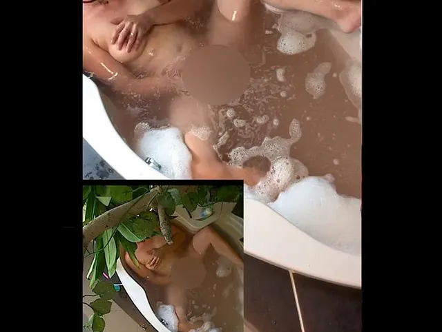 Entspannen mit einen Dildo in der Badewanne