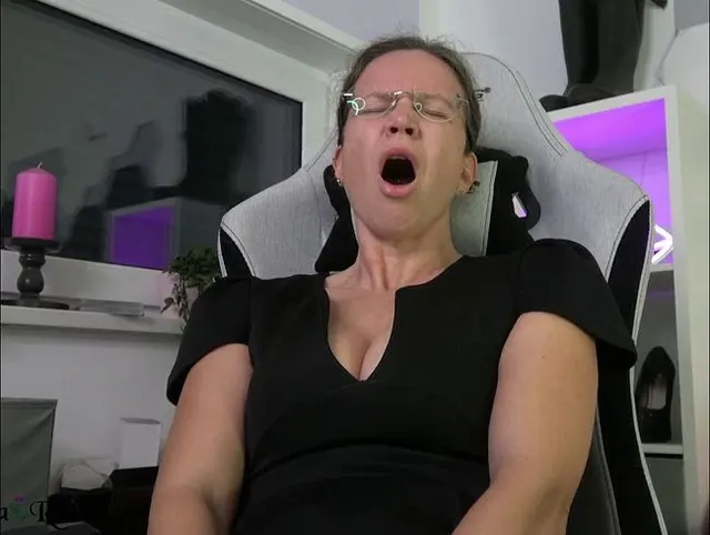 Im Büro einen Porno gesehen und die Tür angelehnt