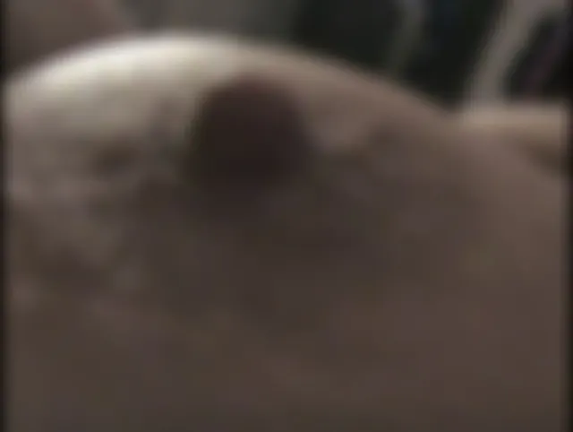 ich spiele an meinen nippel