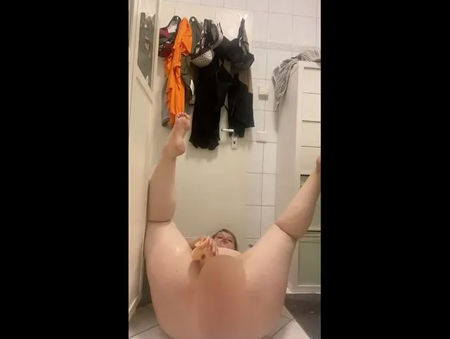 Weit gespreizte Dildo Action in nasser Muschi!