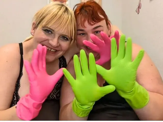 Lesben Fingern sich geil mit genoppten Gummihandschuhen