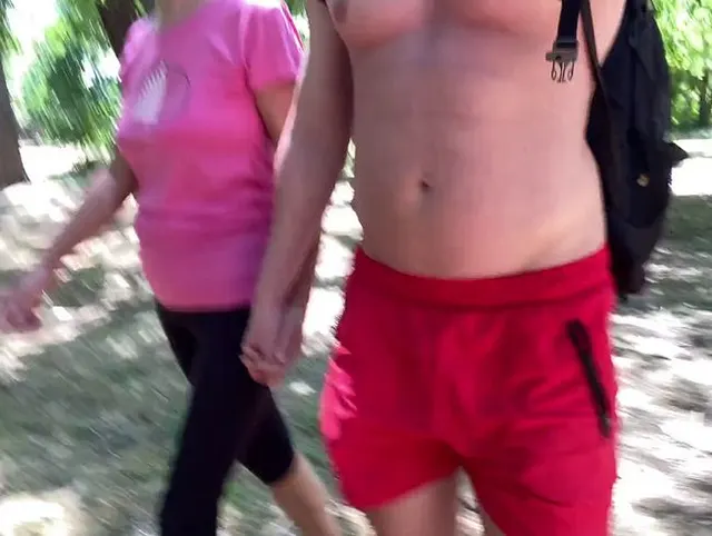 Ficken und Abspritzen im Tanga im öffentlichen Park im Sommer