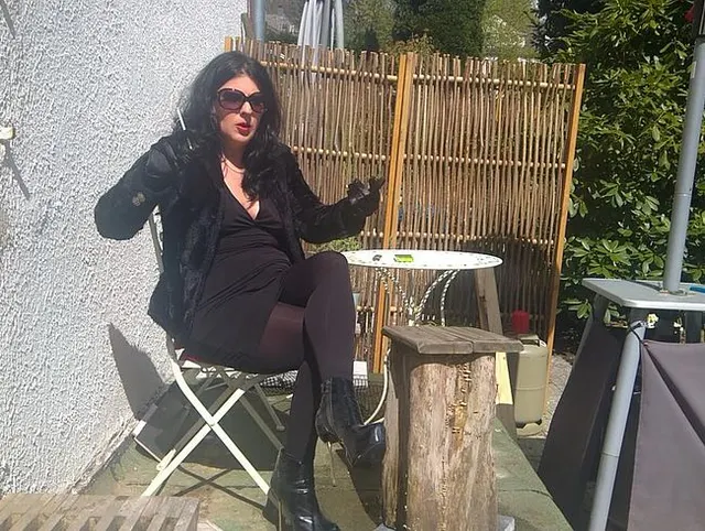 Die Sonnenstrahlen verwöhnen die Herrin