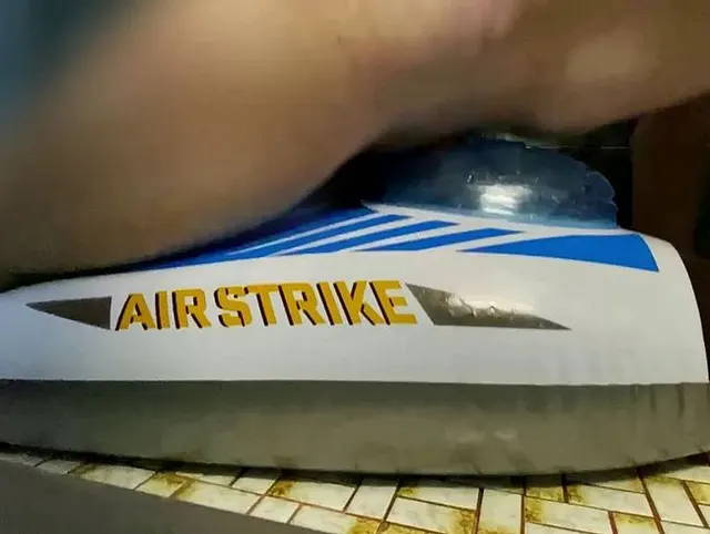 Verdammtes, mit Wasser gefülltes Intex Air Fighter-Schlauchflugzeug