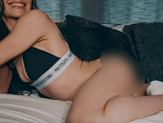 Natalie Carter denkt an explizite Pornofilme zur sexuellen Erregung.