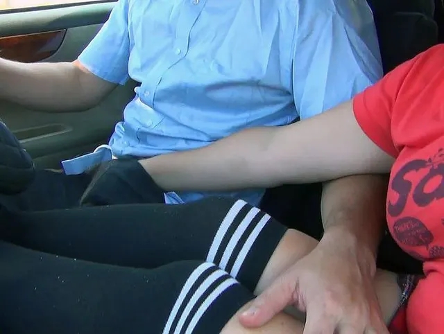(BIG CUM) Ein selbstbewusster Student (BIG CUM) Ein selbstbewusste Studenti gibt dem Fahrer nach dem