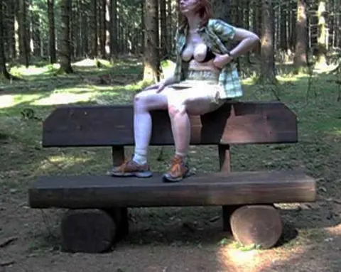 Auf der Bank im Wald