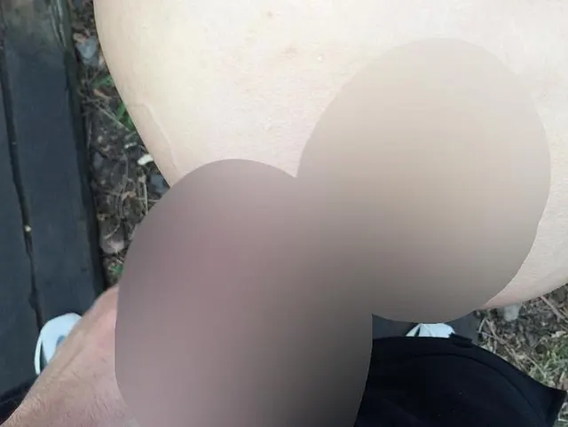Pink-haired Babe öffentlichen Blowjob und Hardcore-Sex auf Eisenbahnschienen - im Freien