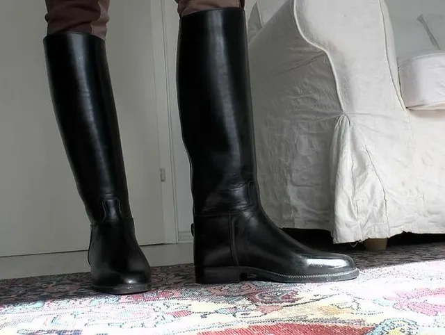 Spritze auf meine Reitstiefel ab! Schwarze Gummireitstiefel JOI