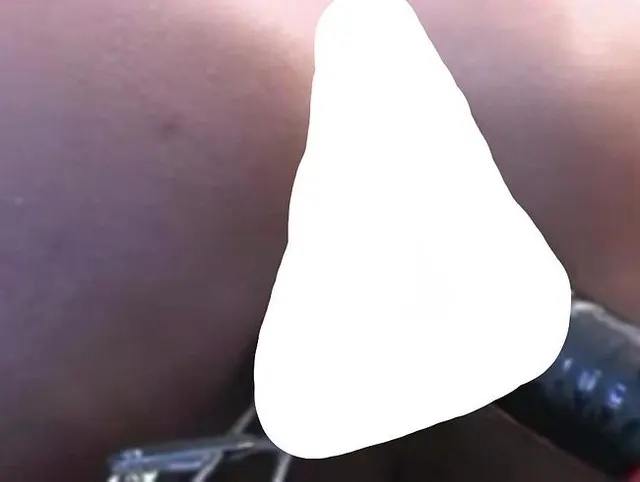Lese versucht dicken dildo rein zu schieben
