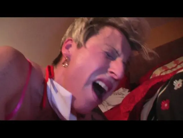 Vom neuen jungen Nachbarn knallhart in den Arsch gefickt!!