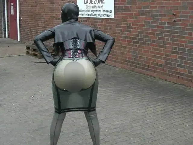 Latex Puppe Prügel Rock Outdoor in der Stadt th extnded durchbohrte Brustwarzen und bedeckt Arsch