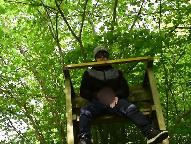 Draußen im Wald wichsen und abspritzen