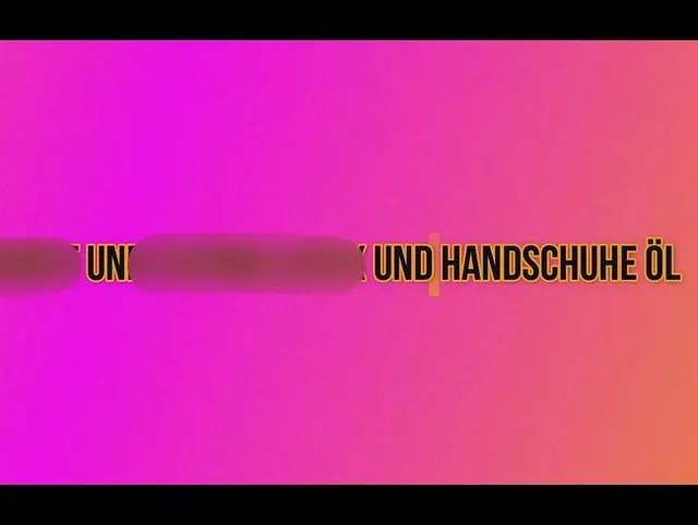Squirtuing mit Latexhandschuhen und Öl