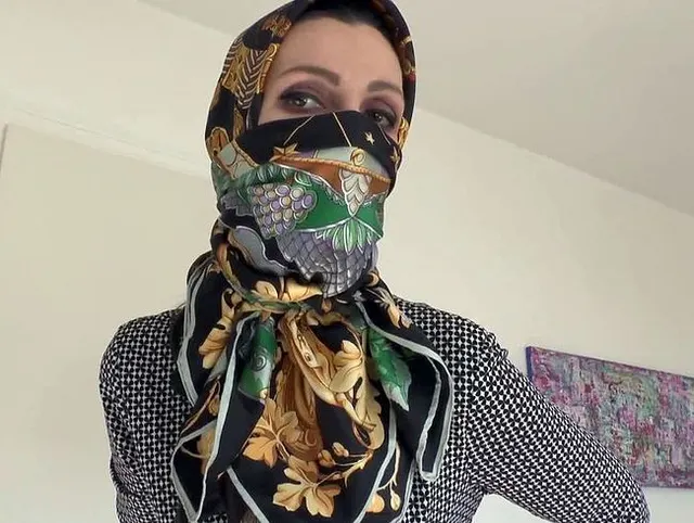 Lady Victoria Valente - Styling von Stoffmaske und Kopftuch, Joi