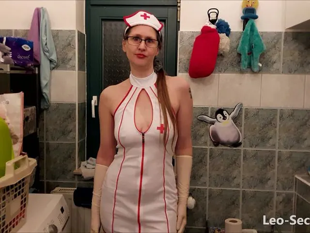 Die sexy Krankenschwester pinkelt in die Binde