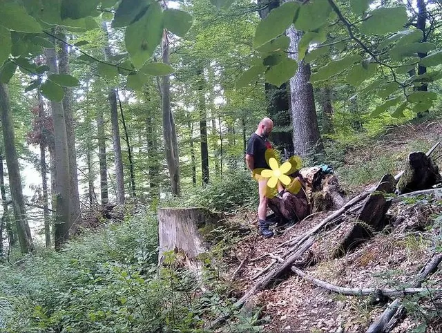Schlampenfrau mit Hasenmaske entmenschlichte sich im Freien