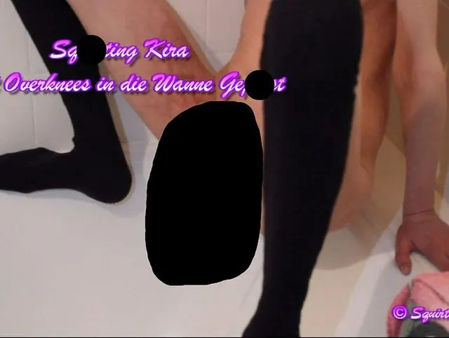 Mit schwarzen Overknees in die Wanne Gepisst