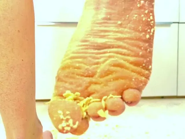 Barfuss Chips Crushing - ich liebe Lebensmittel crushing ... ein geiles Gefühl
