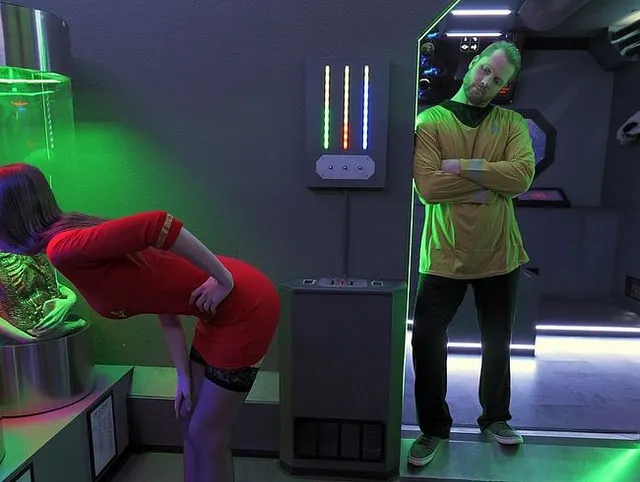 Neue Rekrutin bekommt Creampie vom Captain auf Raumschiff