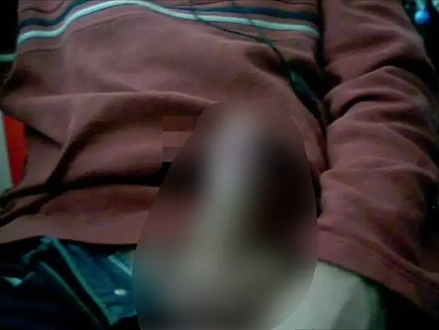 Mache an meinem Schwanz vor der Cam rum und reibe ihn dann schön nahe vor der Cam bis ich spritze