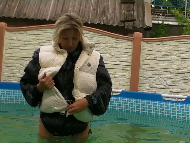Mit Daunenjacke und Daunenweste im Pool