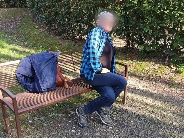 Orgasmus auf einer öffentlichen Parkbank mit gekreuzten Beinen
