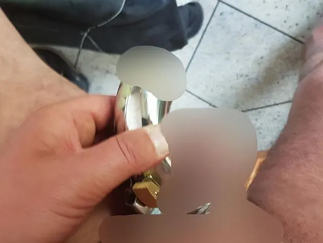 Die Herrin sperrt den Schwanz in den Käfig und zwingt ihn sich heisses Kerzenwachs auf die Eichel...