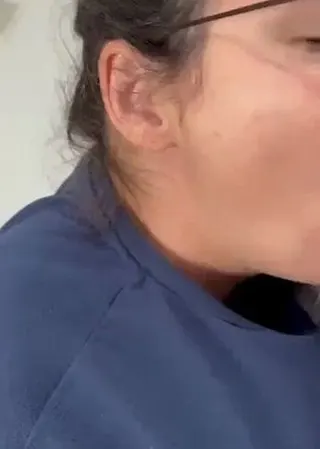 Gierige Ehehure schluckt gierig den Schwanz und die Ficksahne in den Hals