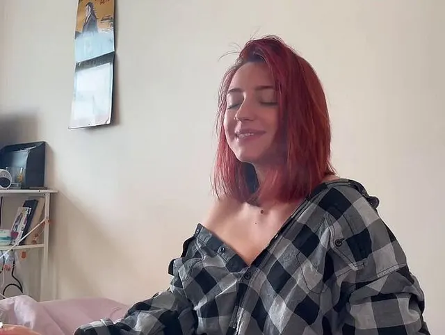 Ein rauchendes Mädchen gab morgens einen schlampigen Blowjob