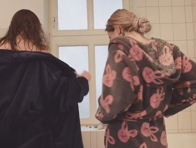Ich bade mit meiner Freundin in der Badewanne