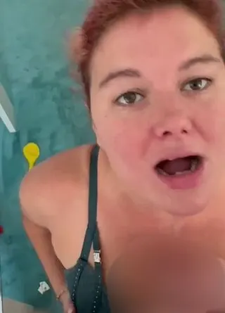 Kleiner Blowjob zwischen durch. Danach schön auf die Titten gespritzt.