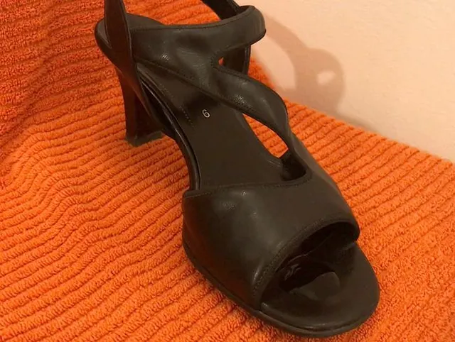 Schuhe BH und Höschen der Freundin 4x vollgespritzt