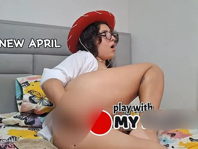 Ich ficke meine Muschi, während ich mich als schlampiges Cowgirl verkleide.